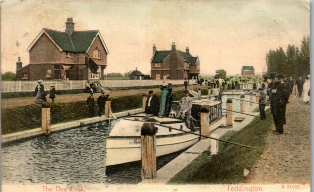 Figure 16 Lock scene showing lock house and toll house behind. Date unknown