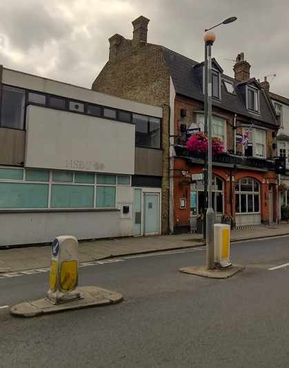 Figure 112 Crossing island on High Street