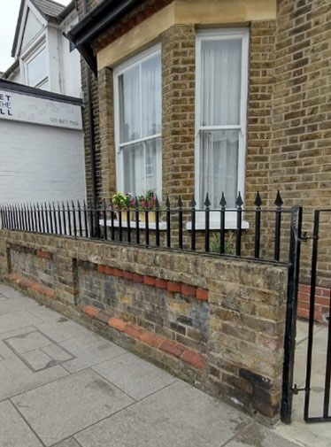 Figure 90 Boundary walling and railings, 14-16 High Street