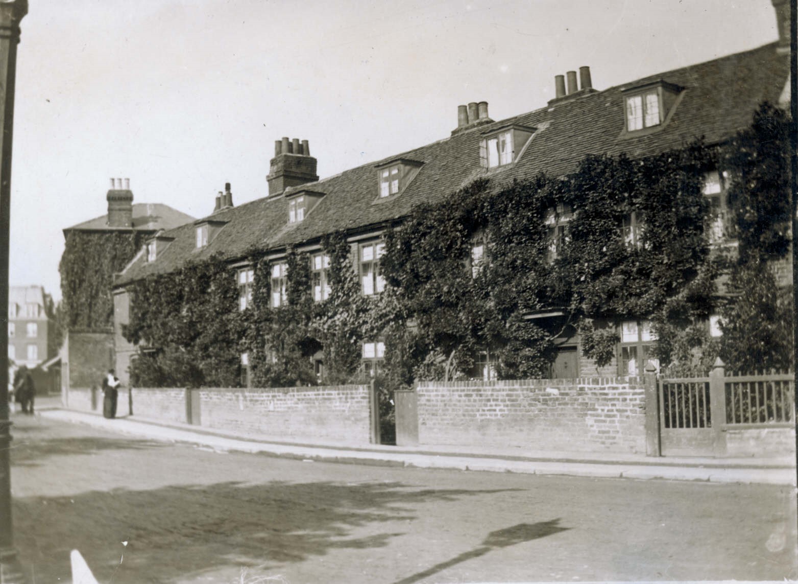 Figure 19 18th century cottages 163-167 High Street c1900