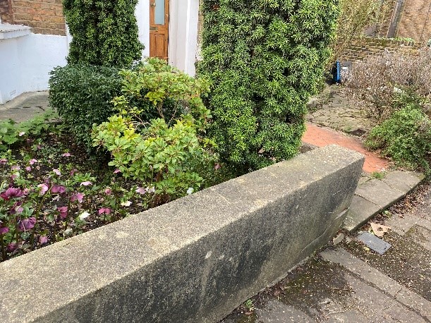 Figure 123 Uncharacteristic modern concrete wall in Chisholm Road