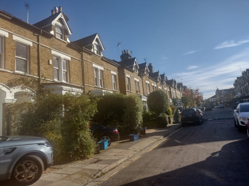 Figure 179 View of Halford Road showing presence of hedges between properties