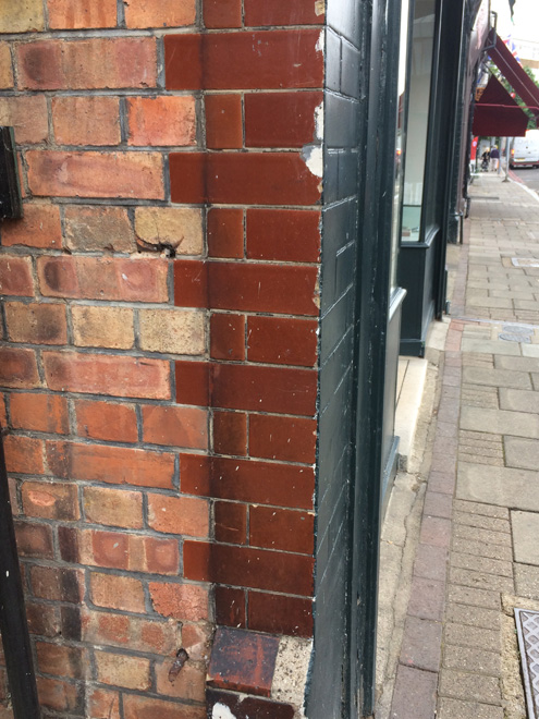 Figure 55: Glazed bricks on the corner of no.119 Sheen Lane
