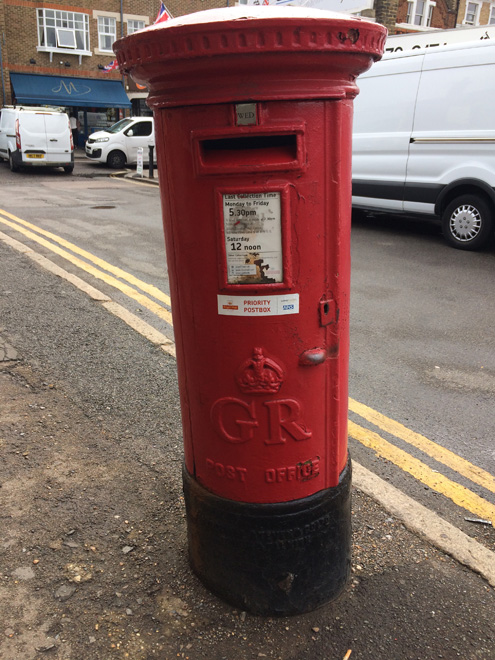 Figure 80: George V letterbox outside Mortlake Station
