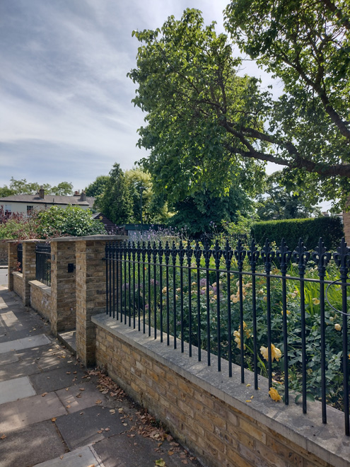 Figure 31: Wall and railings to 1 Trafalgar Road