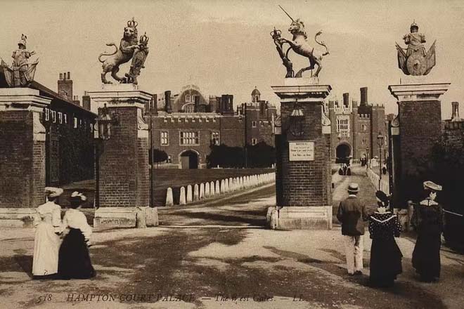 Fig. 6 Picture of the Palace opened to the public, 1909. Historic Royal Palaces