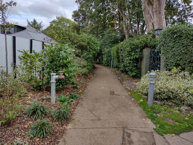 Fig. 137: A footpath leads to the centre of the island and is flanked by plantings giving a rural character and sense of privacy