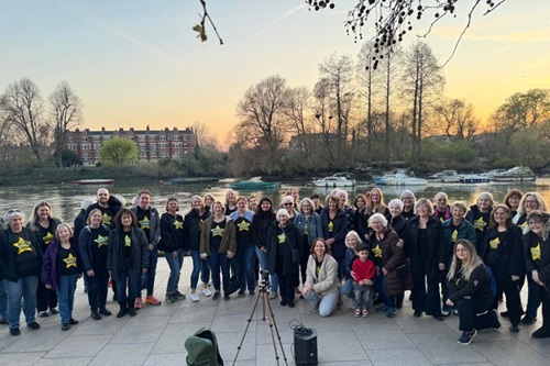 Spectacular flash mob on Richmond Riverside