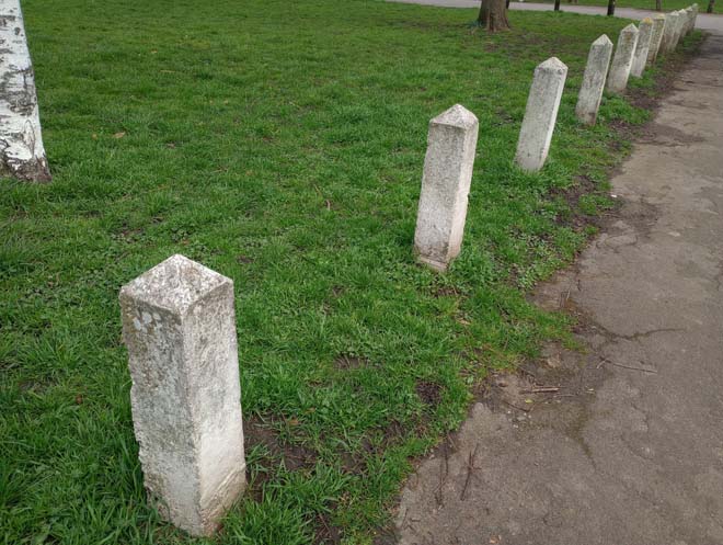 Figure 151: Low white bollards on the Green