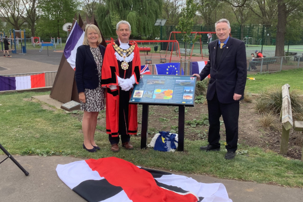 Mayor unveils twinned town information board in Kneller Gardens
